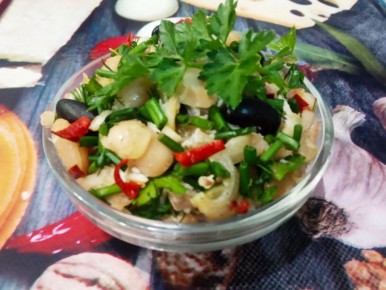 Встречаем новый вкус: салат из фасоли, куриного филе и жареного лука