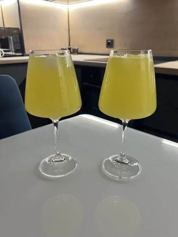 Два коктейля для праздничного стола в простом исполнении