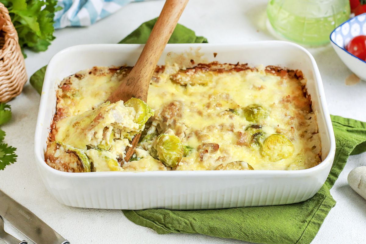 Нежная запеканка с брюссельской капустой и курицей в сметанном соусе