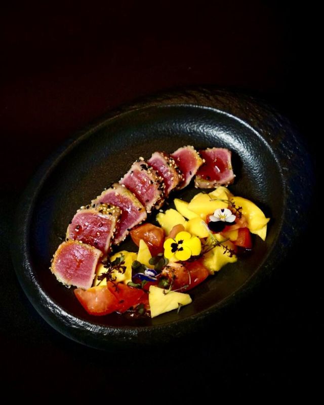 Тунец татаки с манго и соусом из маракуйки