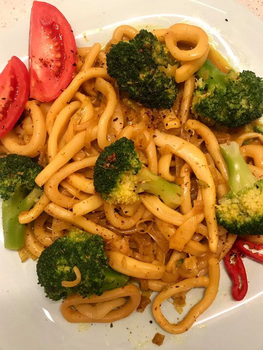 Кальмары с луком и брокколи