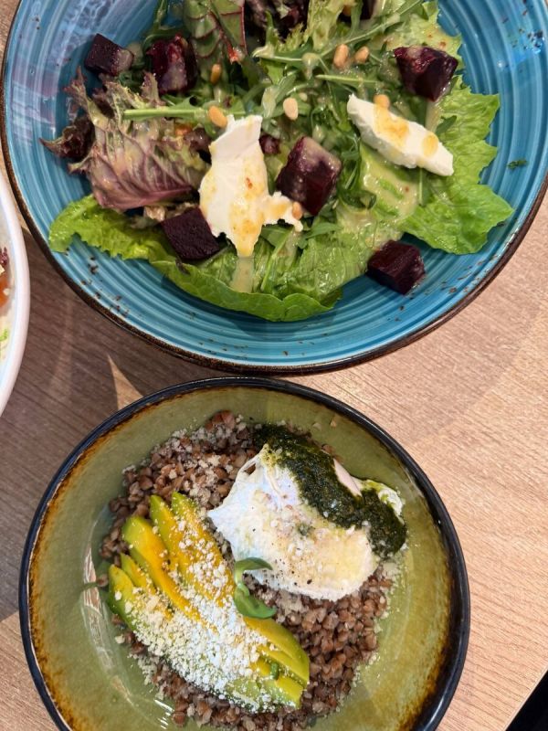 Вкусный обед на каждый день: гречка с пармезаном и овощной салат