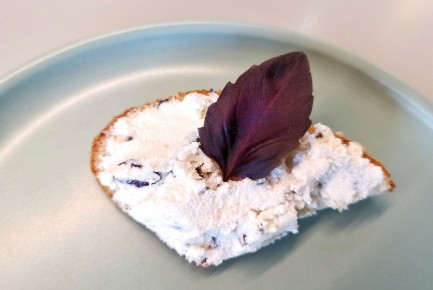 Сыр Филадельфия с красным базиликом: изысканный деликатес для гурманов