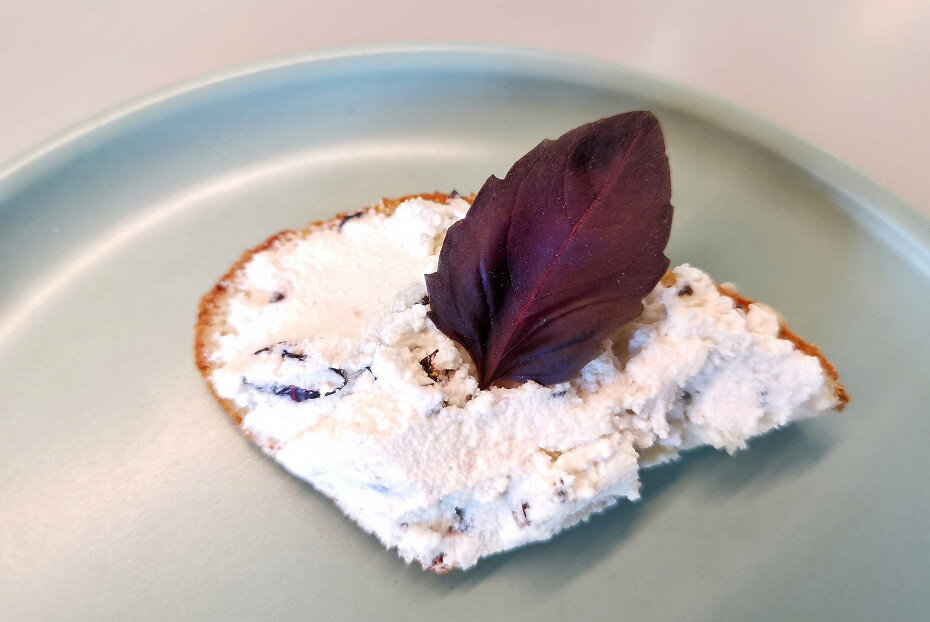 Сыр Филадельфия с красным базиликом: изысканный деликатес для гурманов