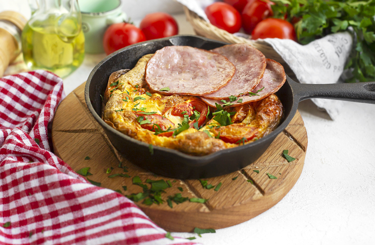 Вкусный деревенский омлет с ветчиной и помидорами: легкий рецепт из Оверни