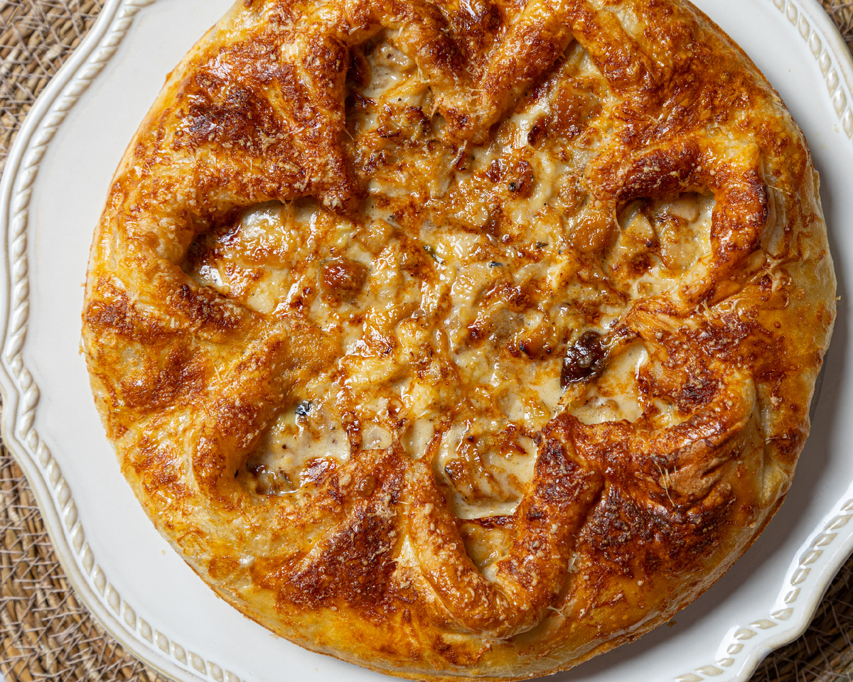 Пирог с курицей, белыми грибами и тимьяном: как готовить в аэрогриле