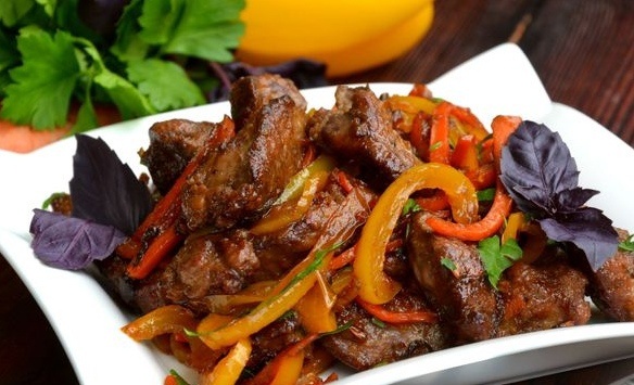 Жареная куриная печень с овощами и медовым соусом