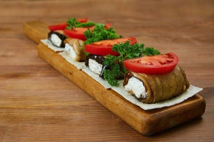 Нежные рулетики из баклажанов с надуги: новый взгляд на грузинскую классику