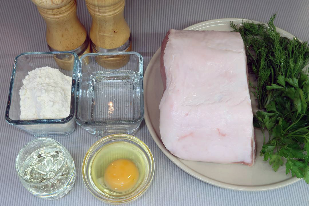 Отбивные из свинины в нежном кляре с зеленью на сковороде