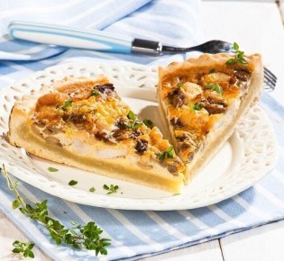 Вкусный и сытный завтрак: киш с курицей и шампиньонами