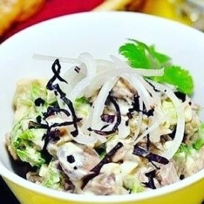 Пикантный салат с куриной печенью и зеленым горошком