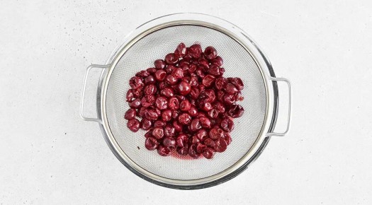 Неотразимые слойки с вишней: простой рецепт для вашего стола