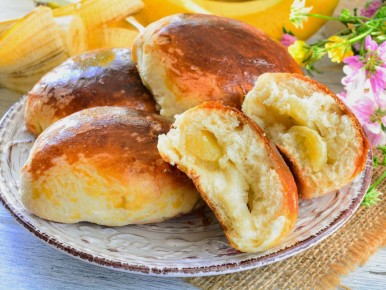 Не забивайте тесто мукой – оно потеряет мягкость! Как сделать воздушные пирожки с бананами, чтобы пахло на весь дом