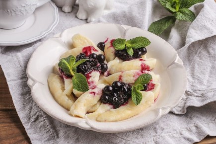 Вареники с черной смородиной, творогом и мятой
