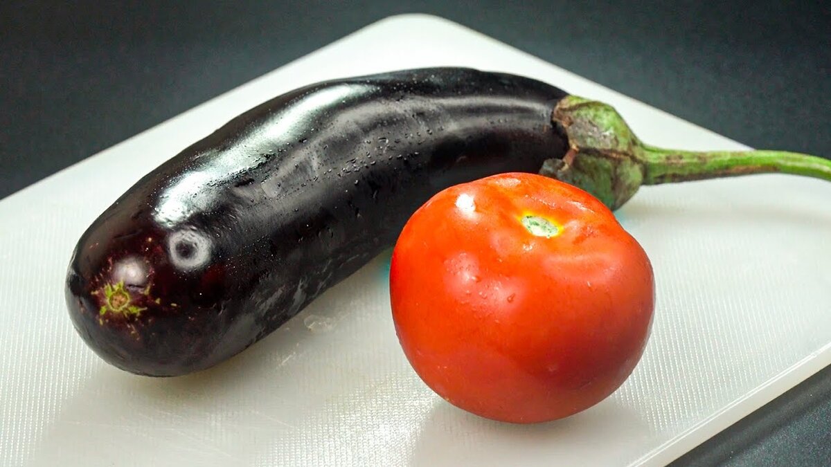 Невероятный салат с баклажанами и помидорами, который покорит всех