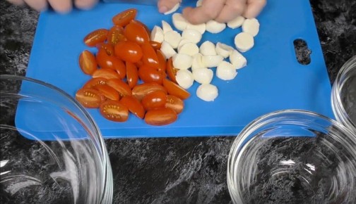 Откройте для себя классический салат с моцареллой