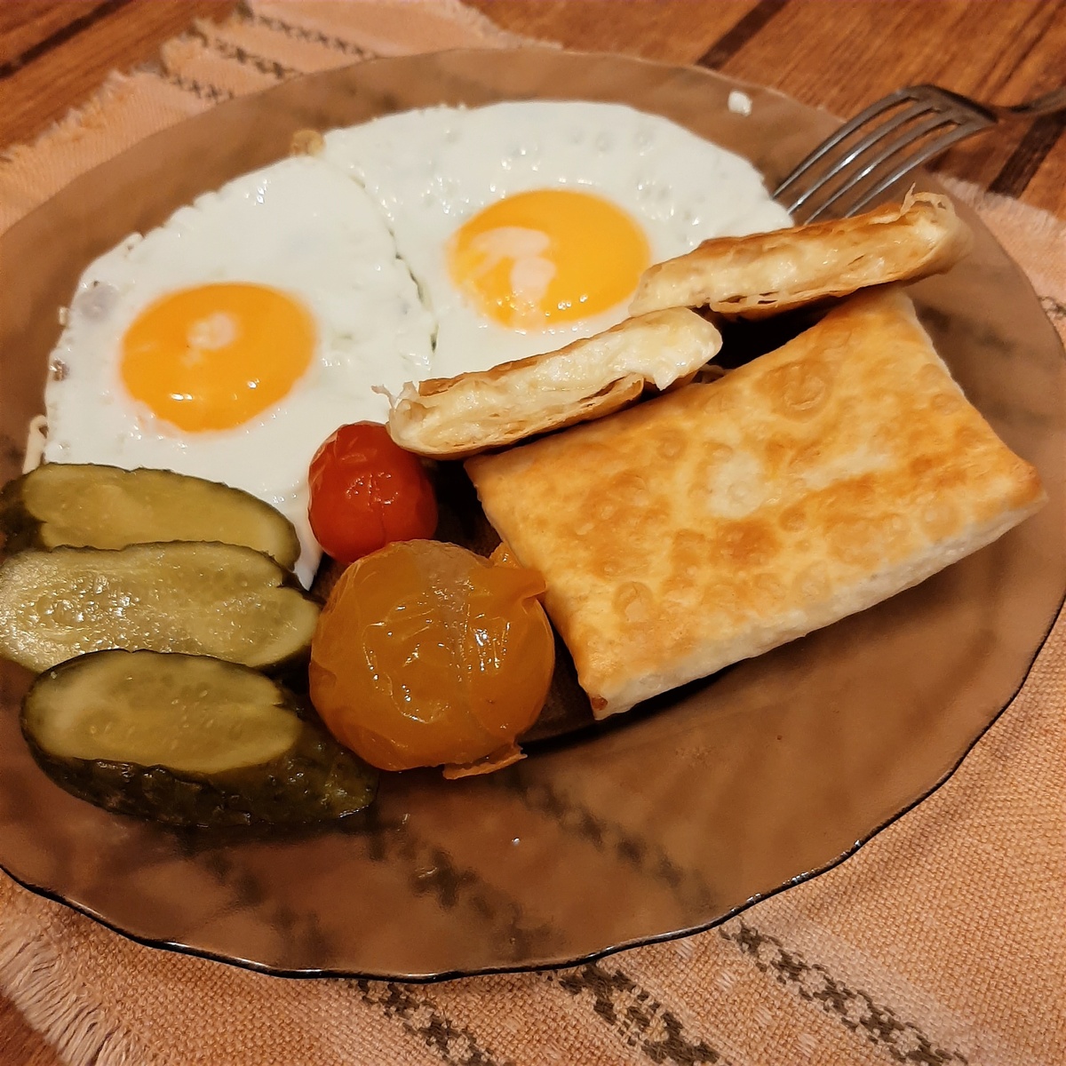 Хрустящие сырно-чесночные конверты: быстрый и вкусный перекус