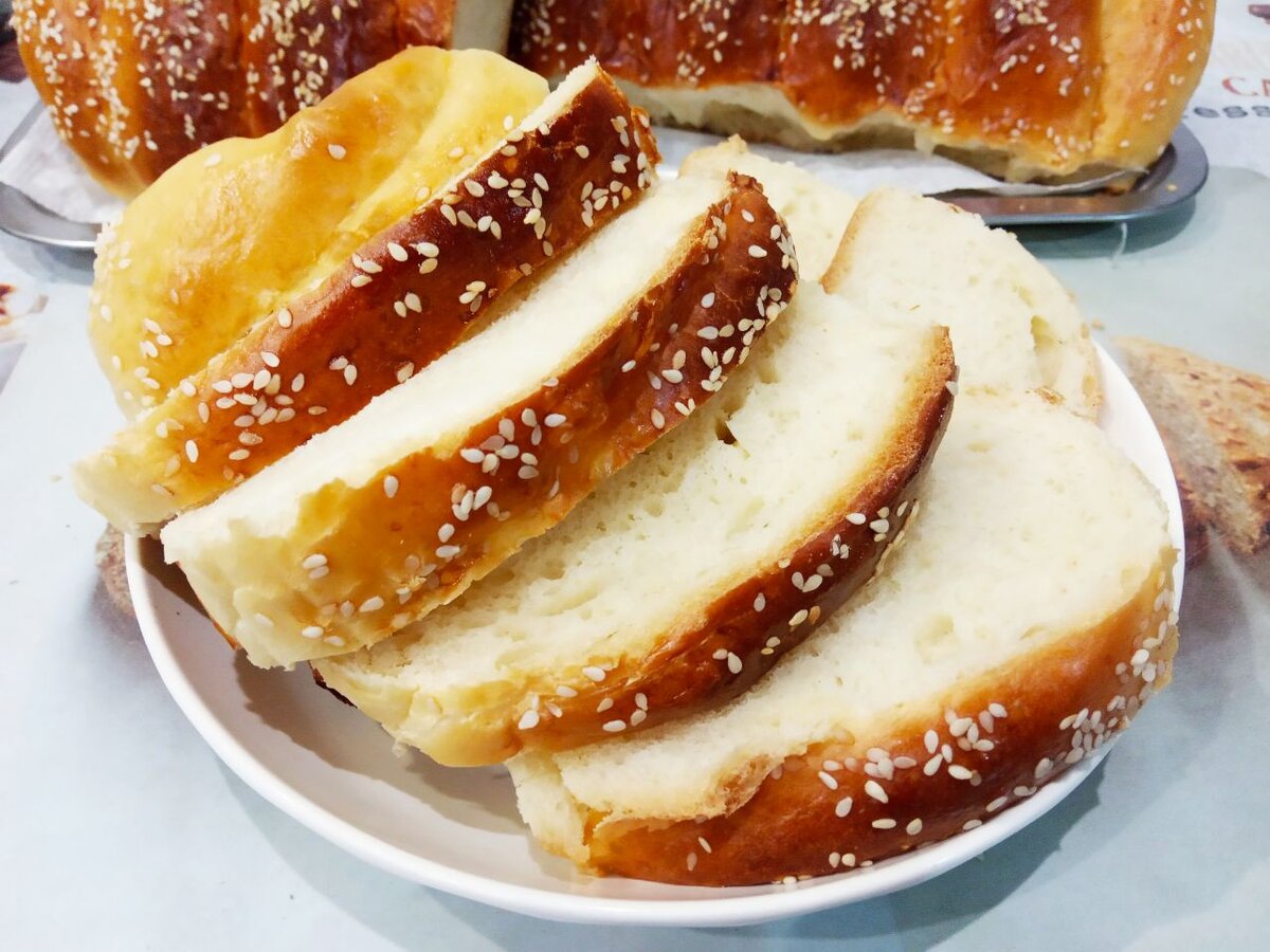 Вкусные домашние батоны с кунжутом на сыворотке – простой рецепт