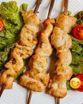 Нежные шашлычки из куриной грудки: быстро и просто