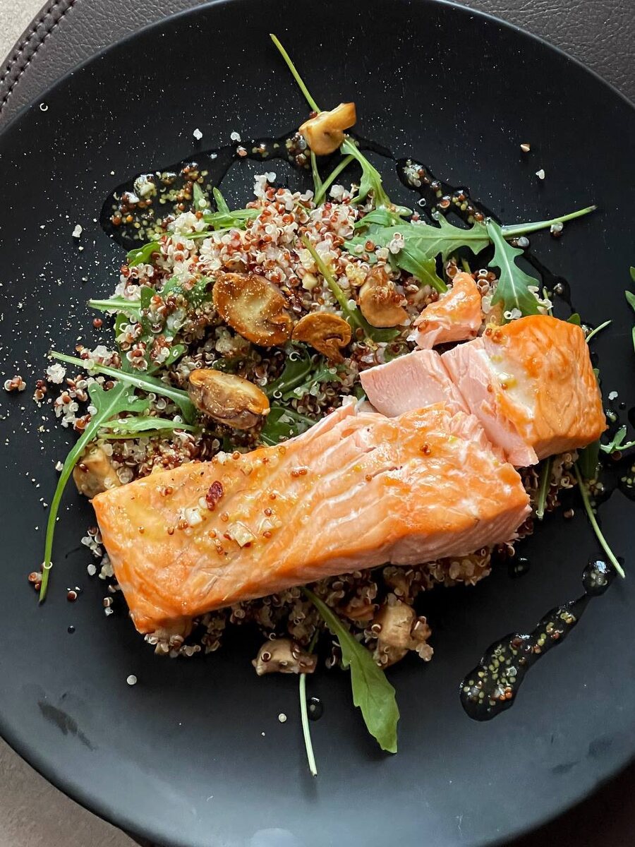 Гриль лосось с киноа, грибами и рукколой: простой вкусный рецепт