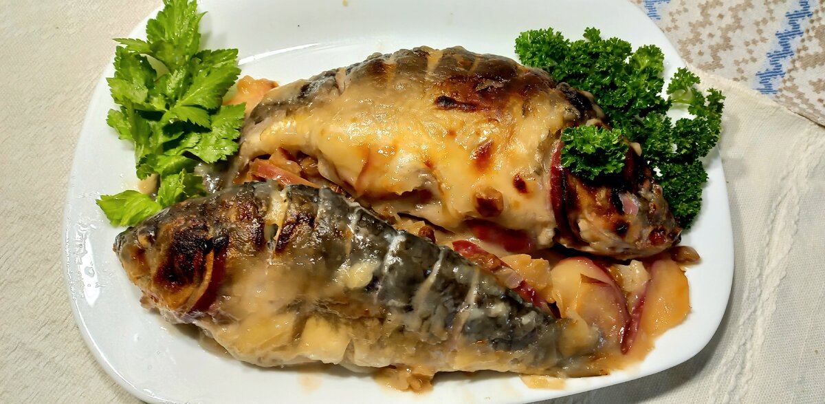 Ужин для истинных гурманов: карп на яблочно-луковой основе