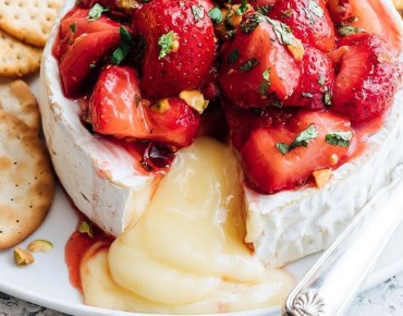 Неожиданные сочетания: клубника в салатах и блюдах с мясом