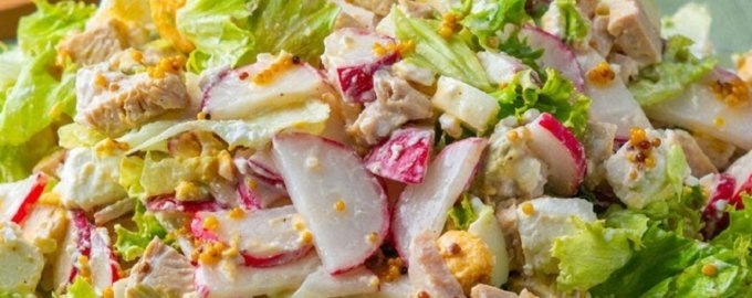 Нежный салат с курицей и редисом: освежите свой стол
