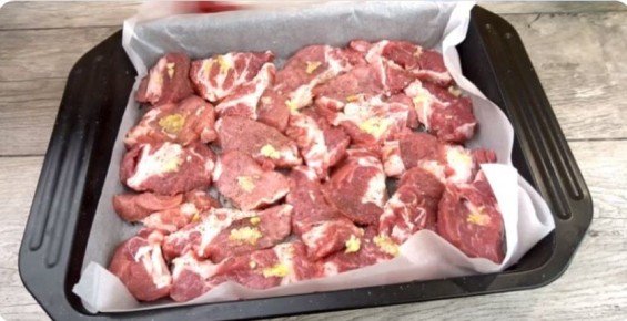 Как приготовить мясо без масла: секрет золотистой корочки