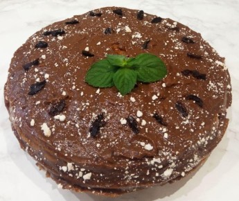 Нежный пирог с черносливом и шоколадным заварным кремом