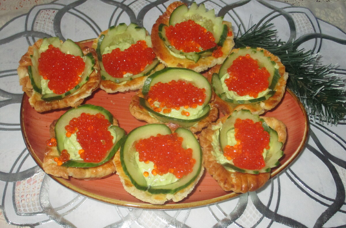 Неповторимые тарталетки с красной икрой и творожным сыром: закуска для особых случаев