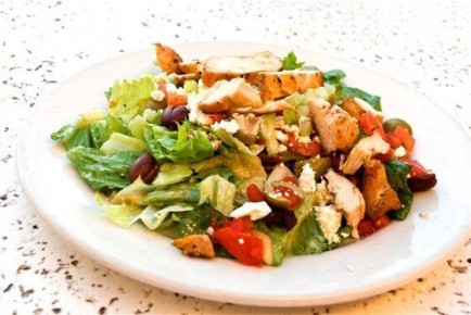 Нежный салат с курицей в греческом стиле