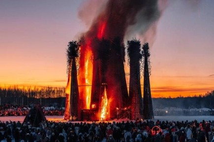 На масленицу в «Никола-Ленивце» сожгли гигантское сердце Данко