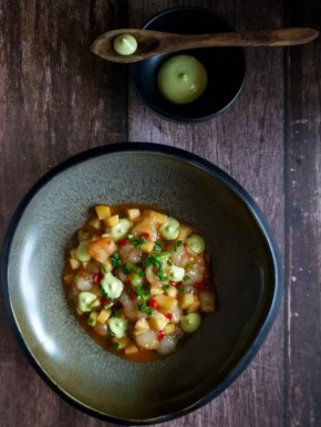 Вкусный острый тартар с креветками и авокадо