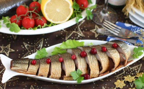 Невероятный способ приготовления копченой селедки к празднику