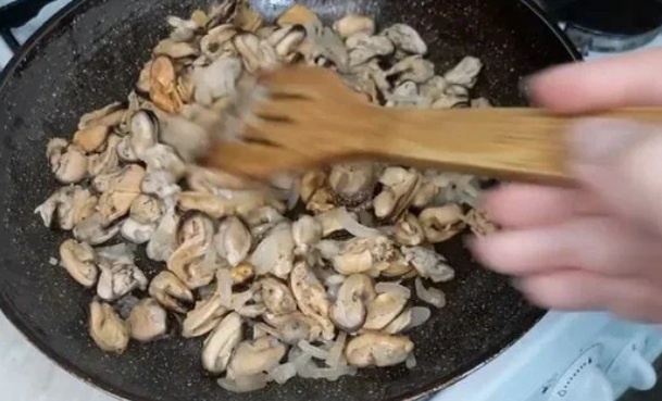 Погружение в море вкуса: Блины с мидиями в сметанном соусе