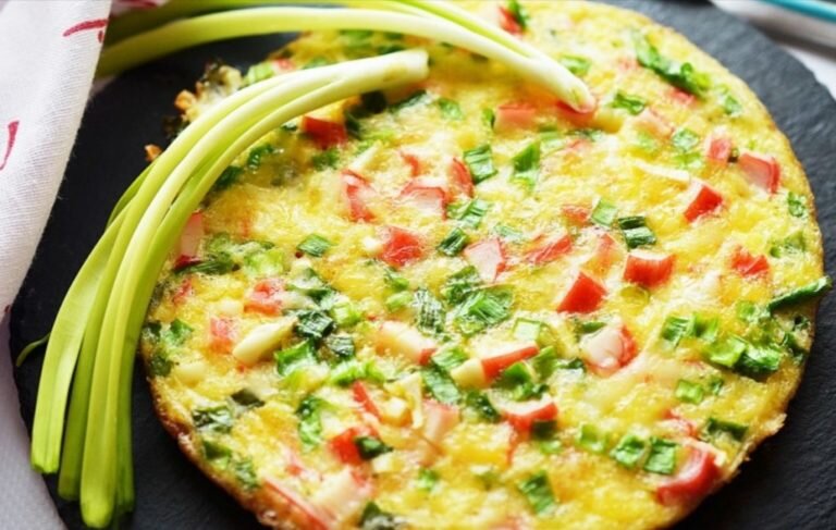 Пробуем омлет с крабами: бюджетный вариант с крабовыми палочками и укропом