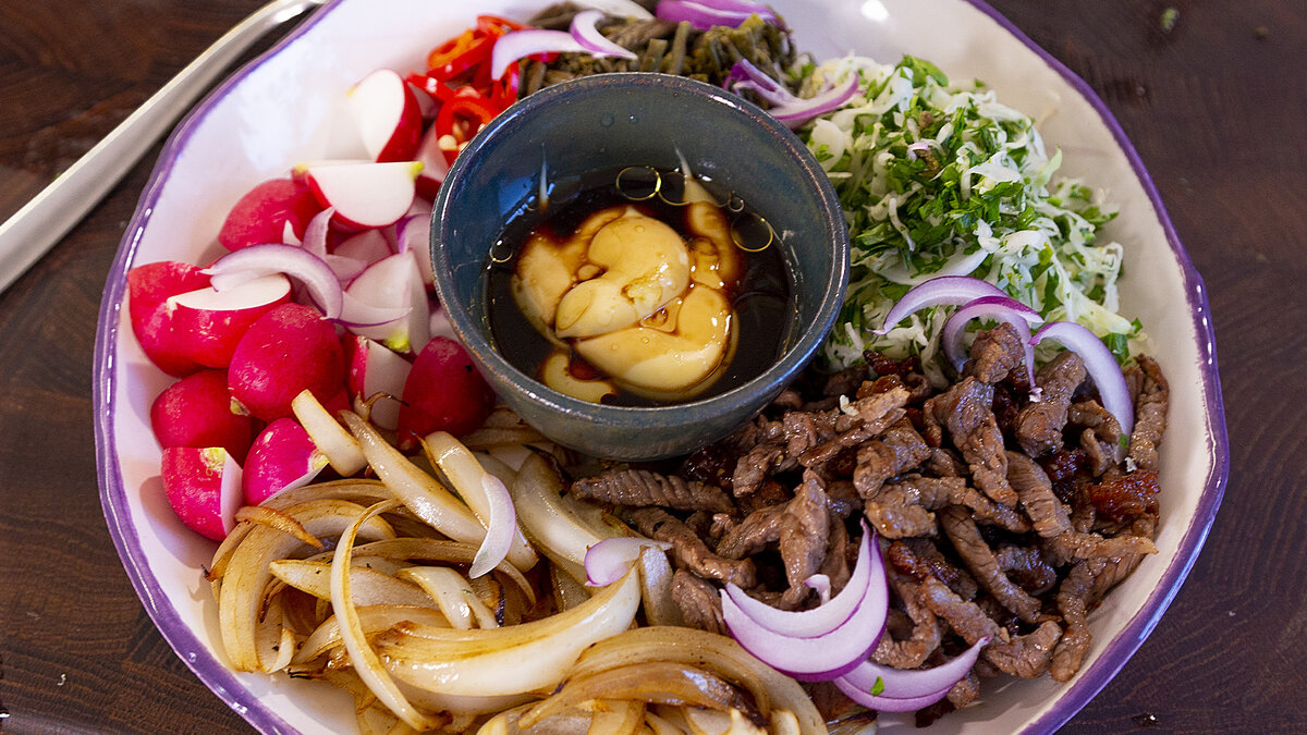 Салат с папоротником: новый взгляд на привычные ингредиенты