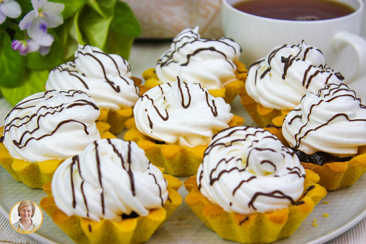 Нежные песочные корзиночки с повидлом и кремом