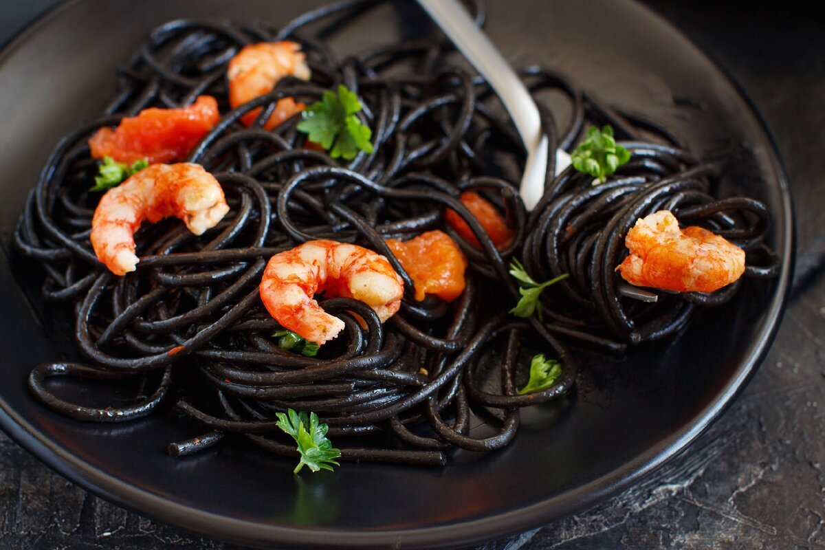 Как приготовить черную пасту с морепродуктами: необычный рецепт для кулинаров