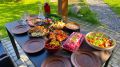 Теплый вечер на природе: как семья собралася за ужином у бани