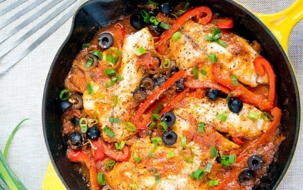 Простой и быстрый ужин: тилапия с овощами всего за 20 минут