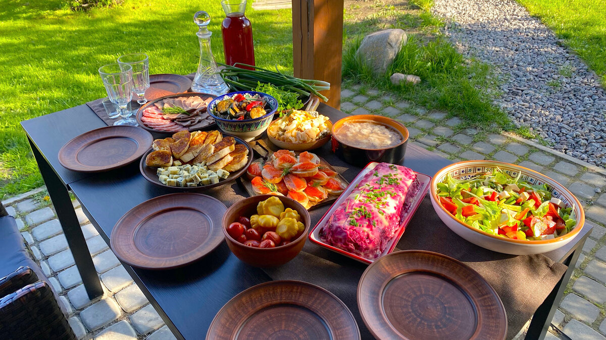 Теплый вечер на природе: как семья собралася за ужином у бани