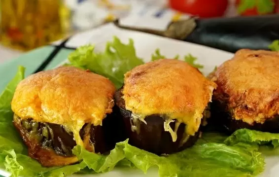 Баклажаны с помидорами, яйцами и брынзой: простая магия на кухне