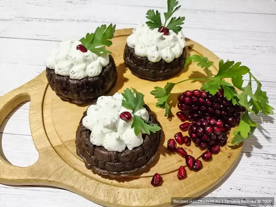 Печеночные кексы с овощной начинкой и сырной шапочкой