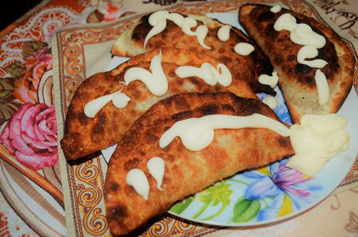 Как приготовить идеальные чебуреки: секреты сочного фарша