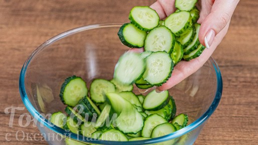 Легкий и ароматный салат из огурцов с мятой