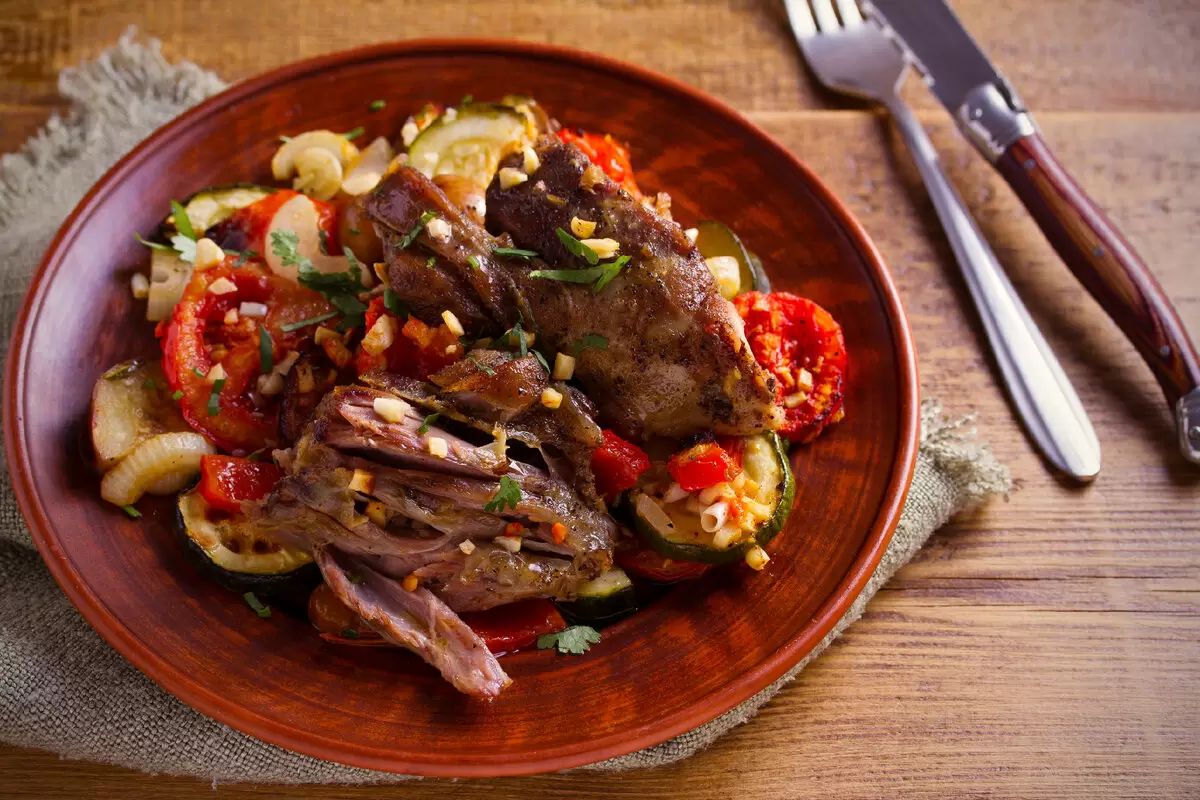 Вкусная баранина: как приготовить лопатку с чесноком и мятой