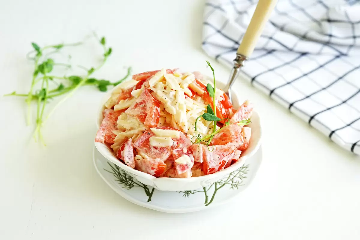 Легкий и яркий салат для уставших: как быстро приготовить вкусное блюдо