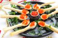 Съедобные ложки с красной икрой: яркая закуска для праздничного стола