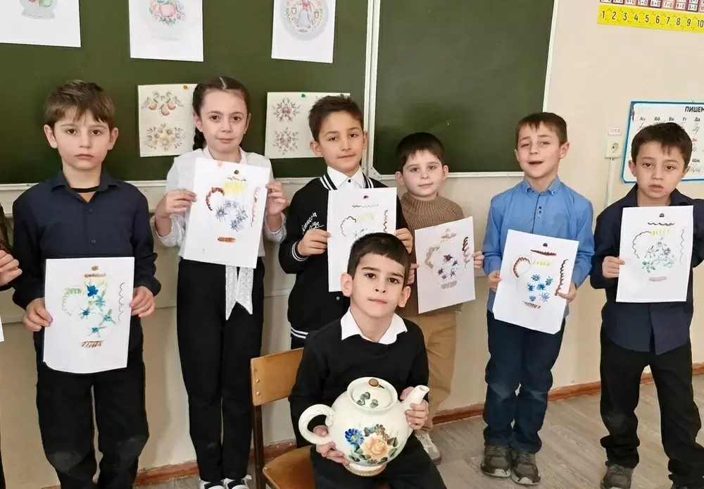 Младшеклассники Висловской школы исследуют семикаракорскую керамику на уроке